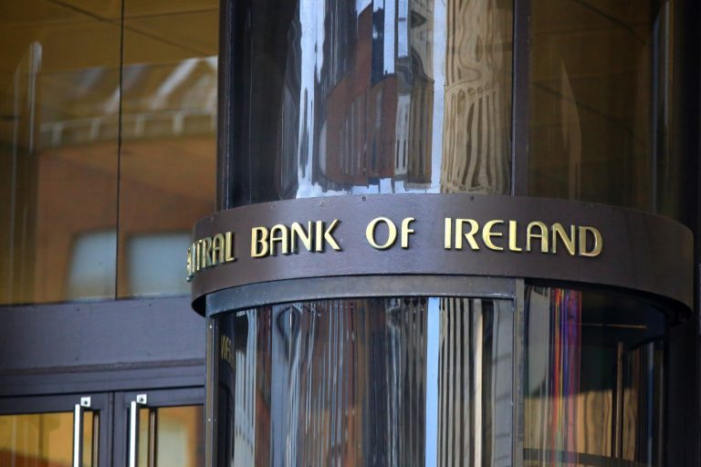 ธนาคารกลางไอร์แลนด์เตือนโฆษณา Crypto มีความเสี่ยงที่อาจทำให้เข้าใจผิดได้โดยเหล่า  influencer